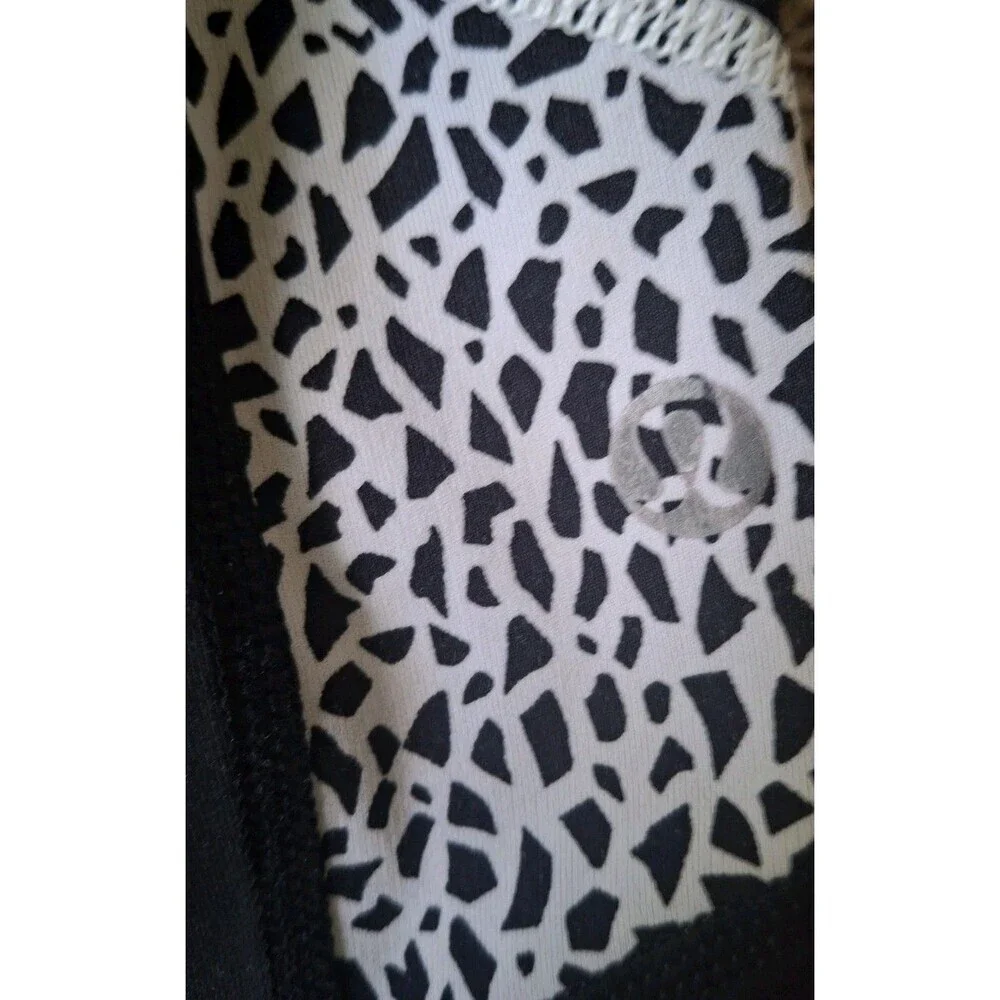 Lululemon Patterned Capri Leggings Size 8 Women's  Black White  Activewear